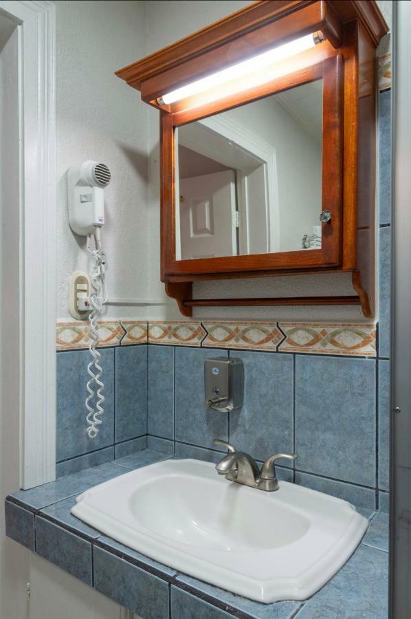 Prado Inn & Suites Сан-Хосе Экстерьер фото